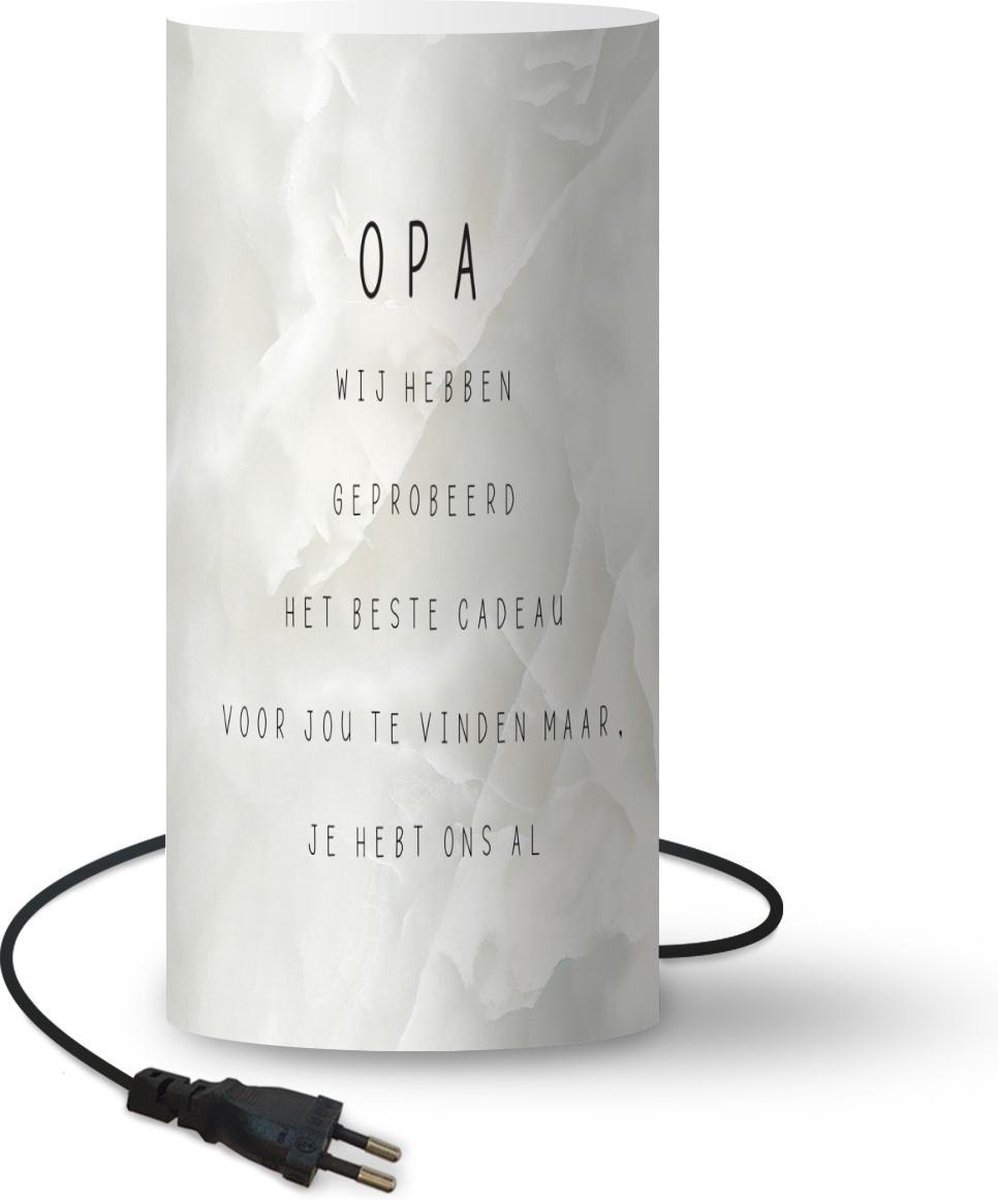 Lamp - Nachtlampje - Tafellamp slaapkamer - Opa - Spreuken - Het beste cadeau - Quotes - 54 cm hoog - Ø24.8 cm - Inclusief LED lamp