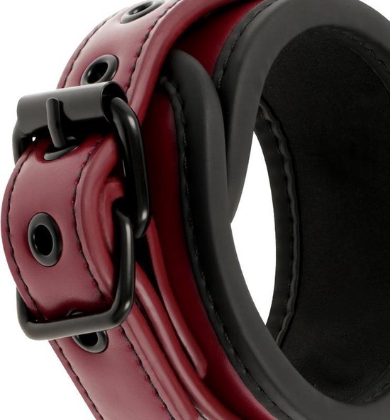 Sluiting van rode vegan leren polsband met gesp en metalen oogjes.
