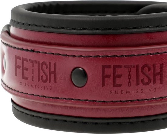 Rode vegan leren polsband met zwarte voering, gesp, metalen oogjes en 'FETISH SUBMISSIVE' opdruk.
