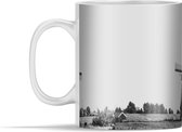 Mok - Zwart-wit foto van een molen in Volendam - 350 ml - Beker