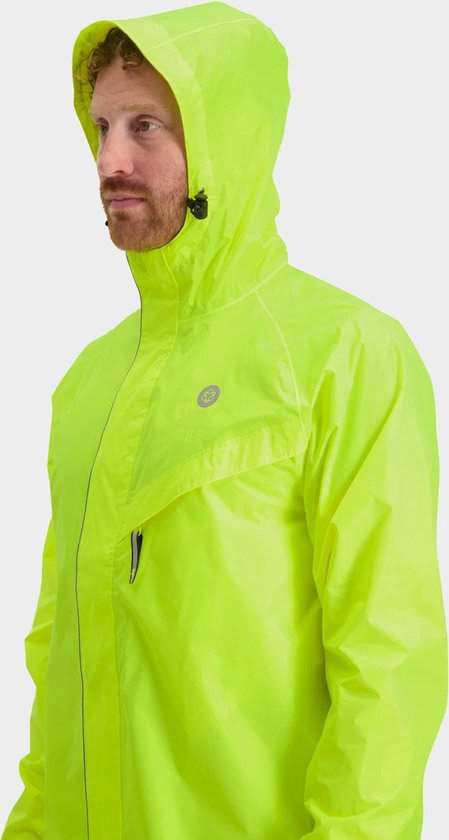 Man draagt fluorescerende gele regenjas met capuchon, zijaanzicht.
