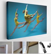 Itsallcanvas - Schilderij - The Ballet Dancers Dancing On Gray Background Art Horizontal Horizontal - Multicolor - 75 X 115 Cm