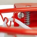Close-up van de rode metalen basketring met veer en wit net.