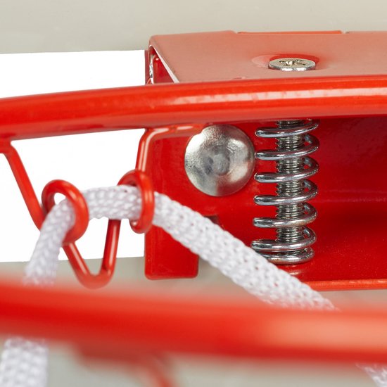 Close-up van de rode metalen basketring met veer en wit net.