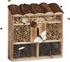Insectenhotel met insecten, waaronder een vlinder en bijen, met een dak van boomschors.