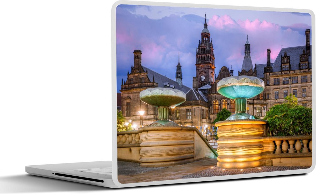 Afbeelding van product SleevesAndCases  Laptop sticker - 15.6 inch - Paarse lucht boven stadhuis van Sheffield in Engeland