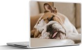 Laptop sticker - 15.6 inch - Engelse bulldog slaapt op de bank - 36x27,5cm - Laptopstickers - Laptop skin - Cover