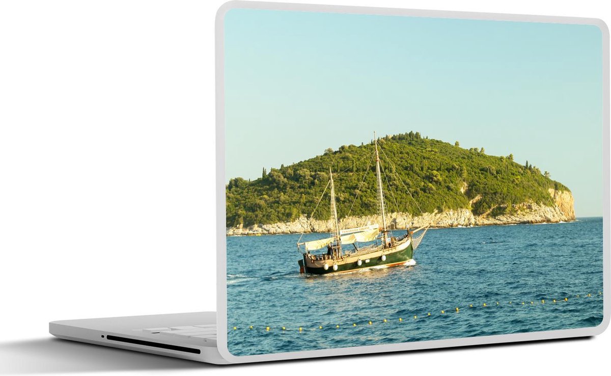 Afbeelding van product SleevesAndCases  Laptop sticker - 17.3 inch - Boot vaart in het blauwe water bij Lokrum
