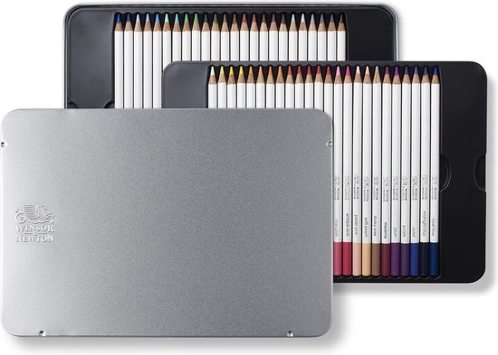 Zilverkleurige etui van Winsor & Newton met witte potloden, geordend op kleur. Deels geopend.