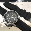 Citizen Promaster duikhorloge met zwarte band, naast een losse zwarte band.