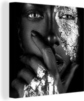 Canvas Schilderij Een vrouw met zilveren gloed met hand - zwart wit - 90x90 cm - Wanddecoratie
