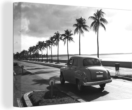 Canvas Schilderij Vintage auto op een weg met palmbomen - zwart wit - 90x60 cm - Wanddecoratie