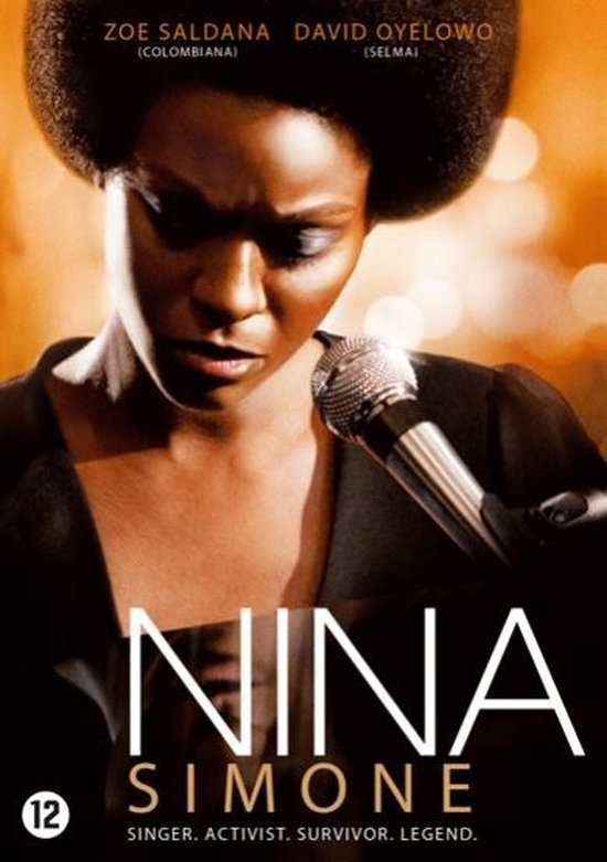 DVD-hoes van "Nina Simone" met Zoe Saldana als Nina Simone, zingend voor een microfoon.