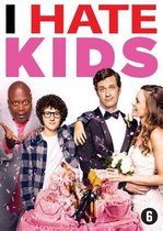DVD hoes: I HATE KIDS. Drie mannen en een vrouw staan voor een roze taart. Een man draagt een smoking, een ander een geruite blouse.