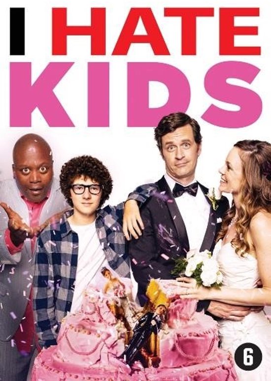 DVD hoes: I HATE KIDS. Drie mannen en een vrouw staan voor een roze taart. Een man draagt een smoking, een ander een geruite blouse.