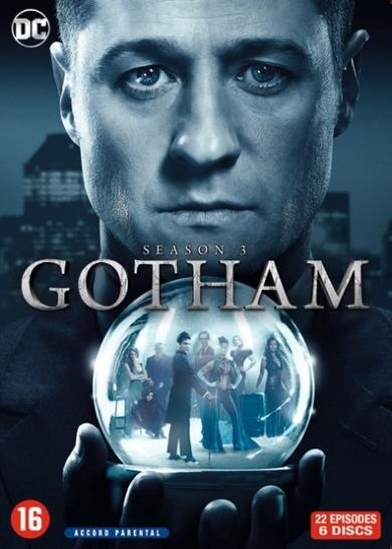 DVD-hoes van Gotham Seizoen 3 met een close-up van een man die een sneeuwbol vasthoudt met daarin een groepje mensen.