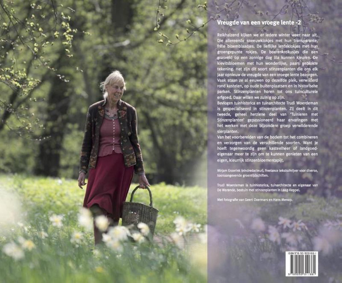 Vrouw met mand in een veld met witte bloemen en bomen op de achtergrond.