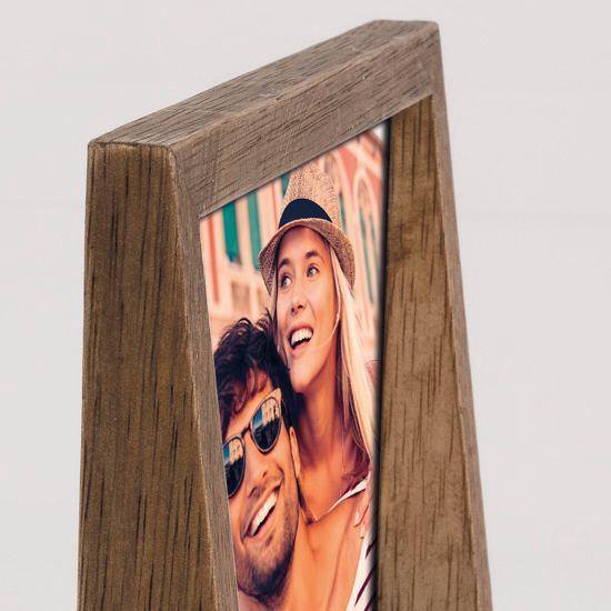 Houten fotolijst met man met zonnebril en vrouw met hoed.