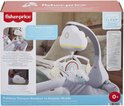 Doos van Fisher-Price met 'Rainbow Showers Bassinet to Bedside Mobile' en afbeelding van de mobiel bij een babybedje.