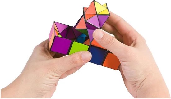 Handen manipuleren een veelkleurige magische kubus in een slangachtige vorm met groene, blauwe, paarse, oranje en roze vierkanten en driehoeken.
