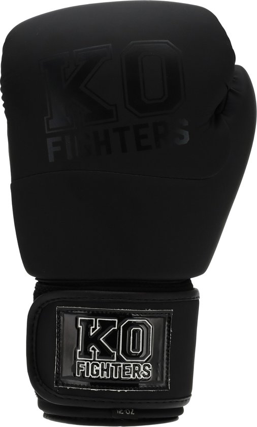 Zwarte bokshandschoen met glimmend logo 'KO FIGHTERS'.