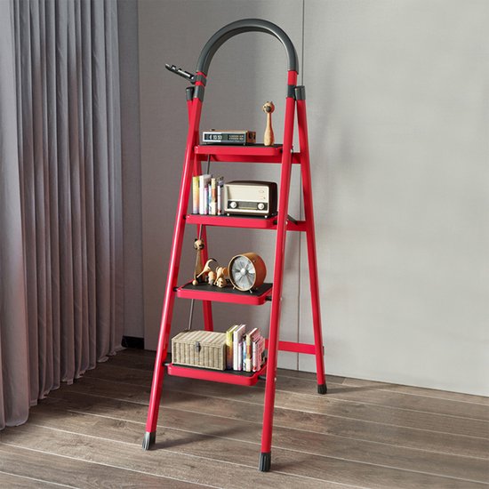 Rode, vier-tredige trap in een woonkamer, versierd met boeken en decoraties.