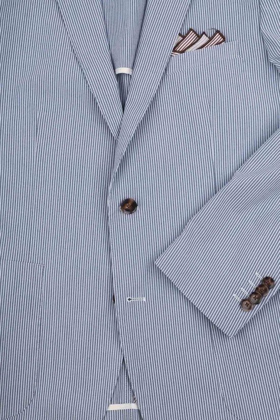 Blauw gestreept colbert met de knoop en mouw dichtbij gefotografeerd.