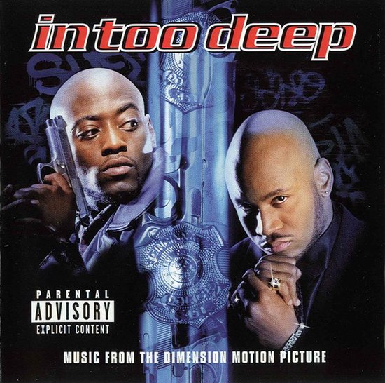 De voorkant van de soundtrack 'In Too Deep'. Twee mannen, één met een pistool, op een blauwe, glinsterende achtergrond. 'Parental Advisory'.