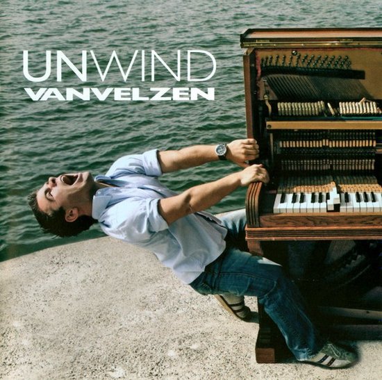 Een man in een lichtblauw overhemd en jeans leunt achterover tegen een orgel, met de tekst 'UNWIND VANVELZEN'.