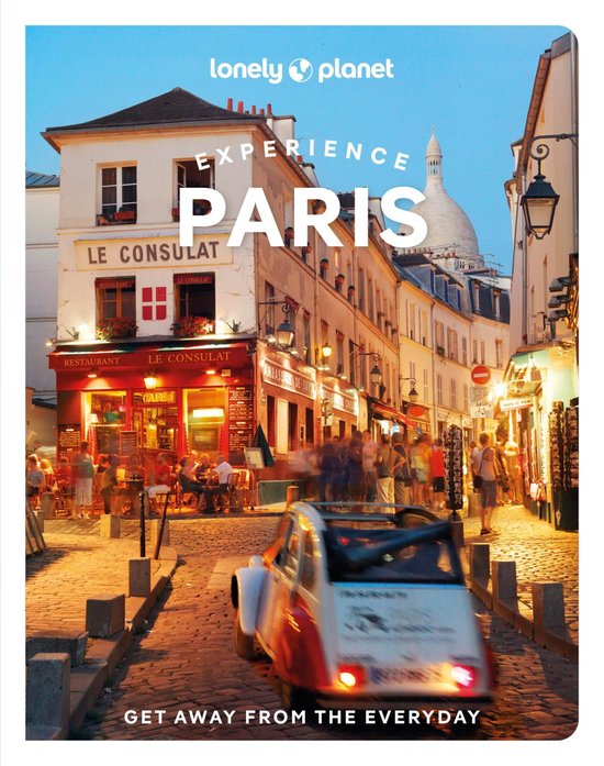 Lonely Planet Experience Paris: Een sfeervol straatbeeld met een Citroën 2CV, restaurant Le Consulat en de Sacré-Cœur basiliek op de achtergrond.