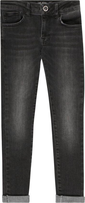 Donkergrijze jeans met omgeslagen broekspijpen, hangend aan een kledinghanger.