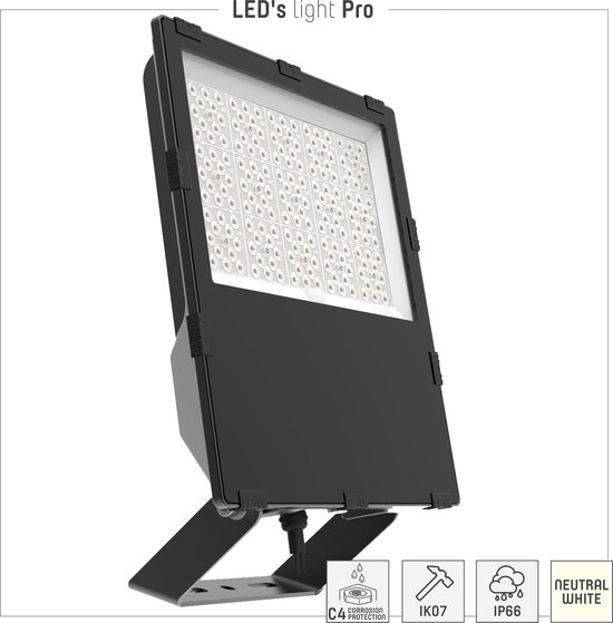 Zwarte LED-lamp met verstelbare beugel. Toont de verlichting, en icoontjes voor IK07, IP66, C4 corrosiebestendigheid en neutrale witte kleur.