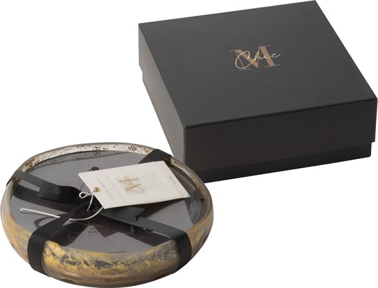 Zwarte geschenkdoos met opengeslagen deksel, waarin een ronde geurkaars in goudkleurig glas met zwarte strik.