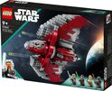 Doos van LEGO Star Wars 75362 Ahsoka Tano's T-6 Jedi Shuttle. Rood met grijze shuttle met planeten op de achtergrond. Figuren Ahsoka Tano, Sabine Wren, Professor Huyang en Marrok.