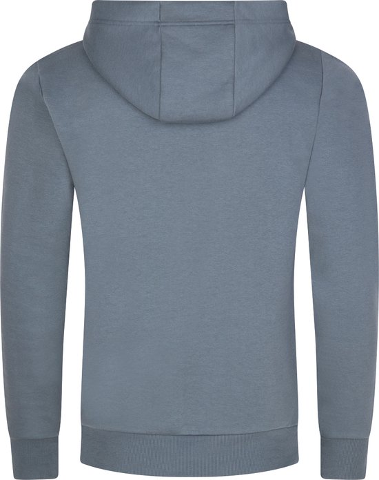 Achterkant van een blauwe hoodie met capuchon.
