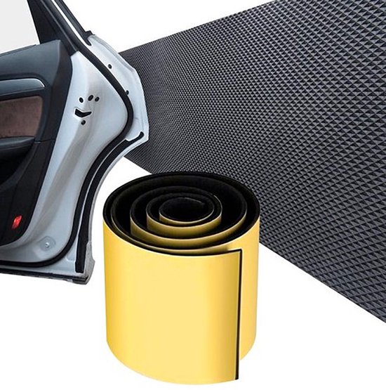 Zwarte schuimrubberen rol met gouden zelfklevende achterkant, naast een auto deur.