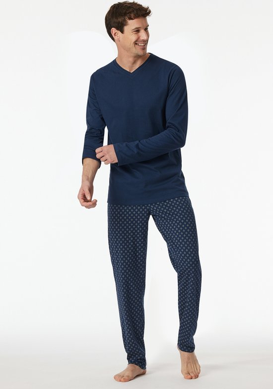 Man draagt een donkerblauwe pyjamaset.