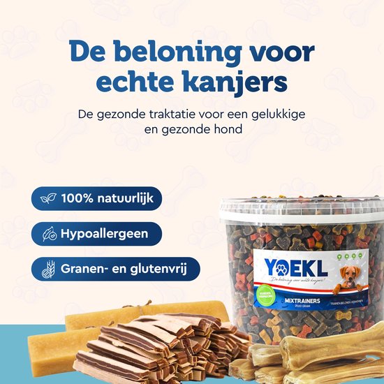 Emmer met hondensnacks en een stapel botten
