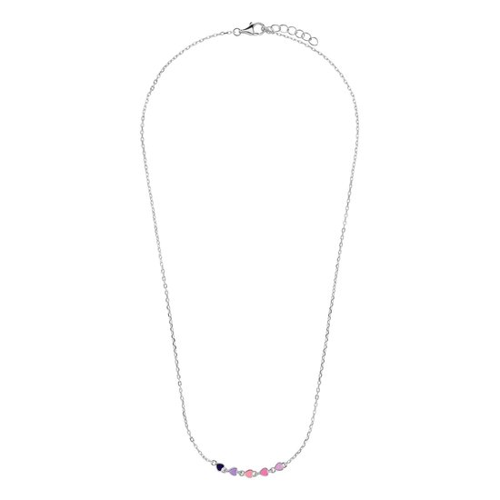 Zilverkleurige ketting met zes gekleurde emaille hartjes (paars, roze, donkerblauw) op een witte achtergrond.