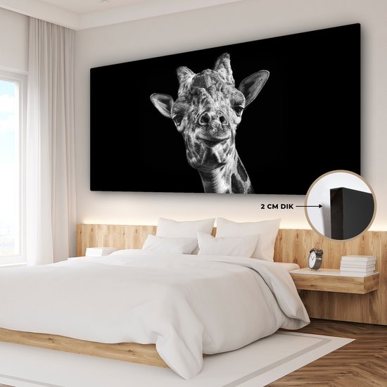 Canvas schilderij 160x80 cm - Wanddecoratie Giraffe tegen zwarte achtergrond in zwart-wit - Muurdecoratie woonkamer - Slaapkamer decoratie - Kamer accessoires - Schilderijen