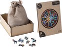 Houten puzzeldoos met een stoffen zak en een puzzel van de dierenriem. Losse dierenpuzzelstukjes liggen ernaast.