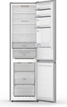 Open koelkast met diverse legplanken en lade.