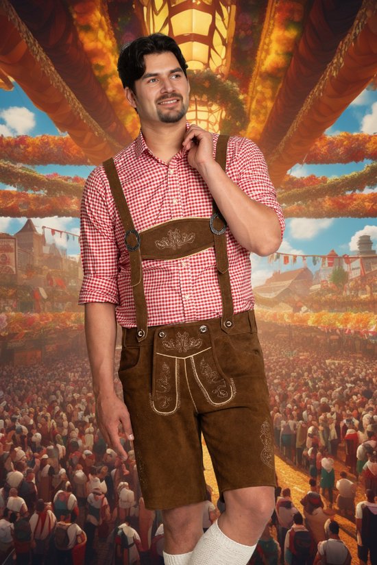 Homme portant une chemise à carreaux rouge et blanc, une culotte de leder brune avec bretelles et détails brodés, sur fond d'Oktoberfest.