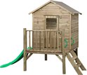 Houten speelhuisje met schuin dak, balkon, trap, groene glijbaan en luikje.