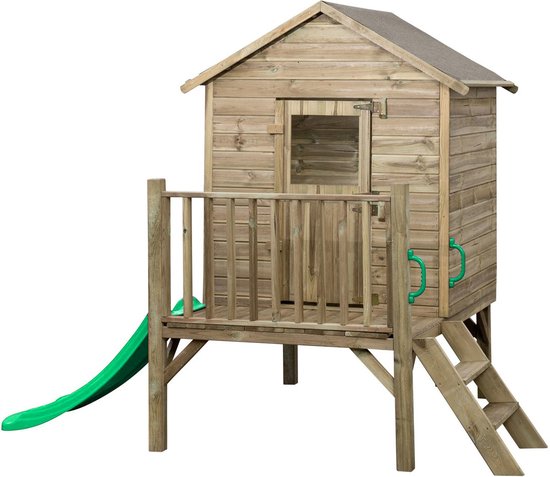 Houten speelhuisje met schuin dak, balkon, trap, groene glijbaan en luikje.