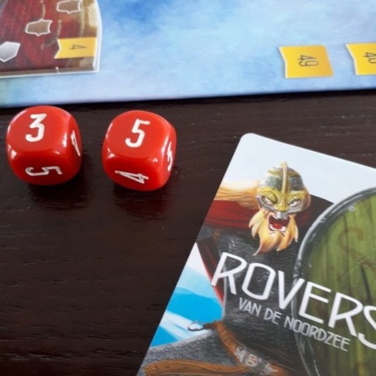Twee rode dobbelstenen met de cijfers 3 en 5 naast een kaart van "Rovers van de Noordzee".