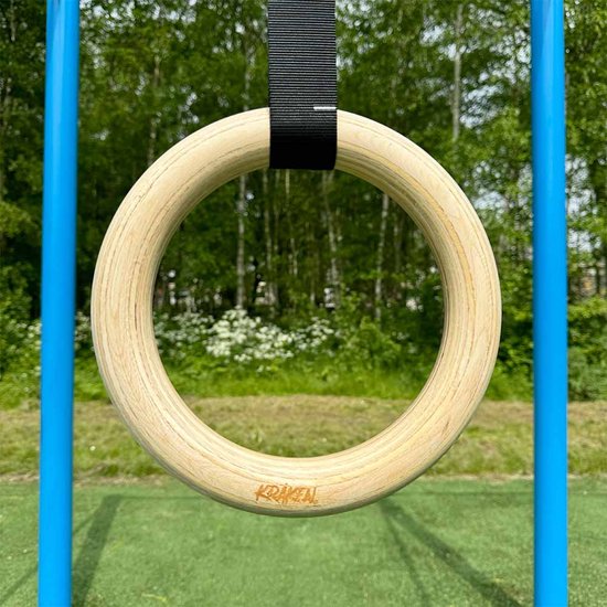 Houten gymring met een zwarte ophangband, merknaam 'KRAKEN' erop gegraveerd.