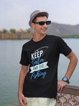 Shirt - Keep calm and go fishing - Wurban Wear | Grappig shirt | Leuk cadeau | Unisex tshirt | Vissen | Grappig shirt voor vissers | Vis shirt | Visspullen | Kunstaas | Zwart