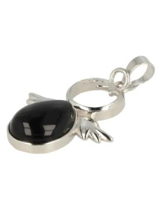 Pendentif ange argenté avec pierre noire ovale, gros plan.