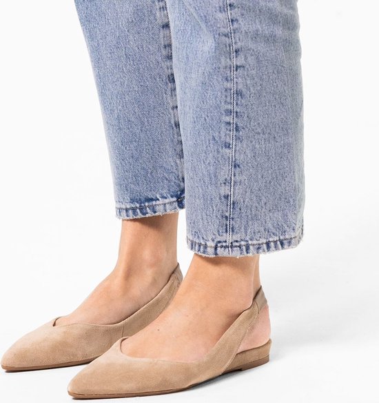 Ballerines slingback beige en daim avec bout pointu, portées avec un jean.
